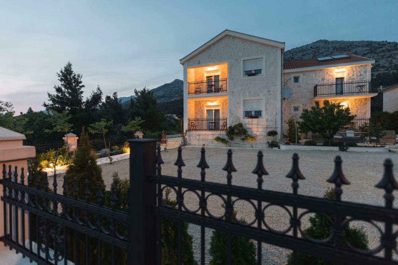 Hedon-Stone Apartment สตารีกราด-ปาเคลนีซา ภายนอก รูปภาพ
