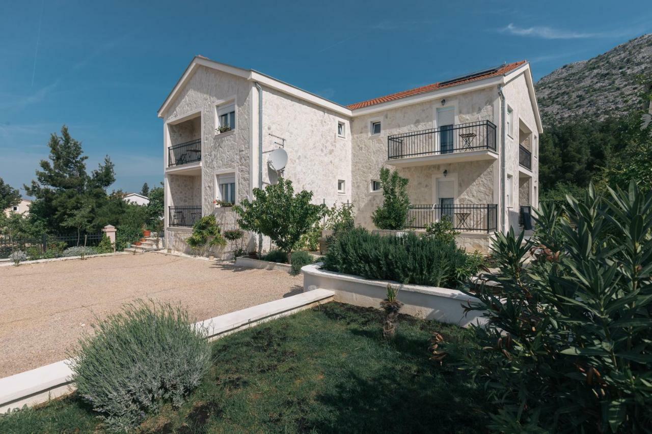 Hedon-Stone Apartment สตารีกราด-ปาเคลนีซา ภายนอก รูปภาพ