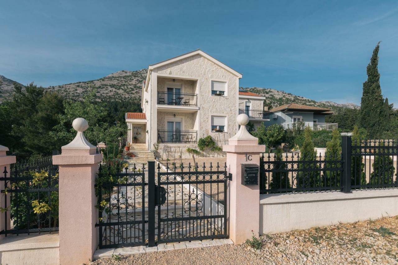 Hedon-Stone Apartment สตารีกราด-ปาเคลนีซา ภายนอก รูปภาพ