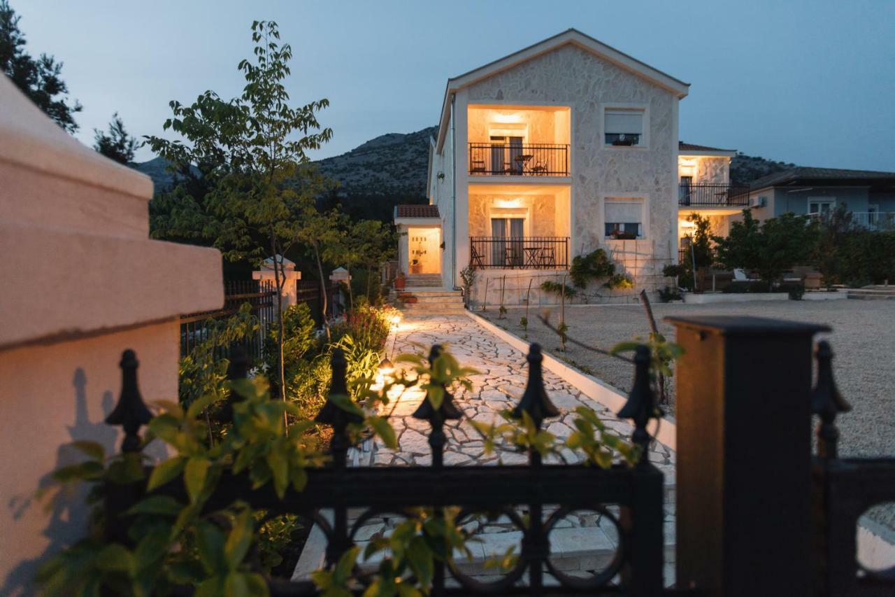 Hedon-Stone Apartment สตารีกราด-ปาเคลนีซา ภายนอก รูปภาพ