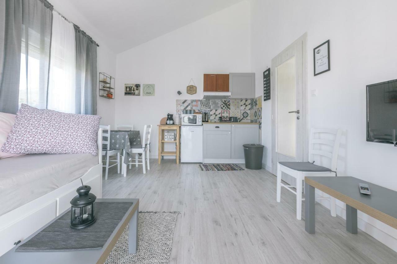 Hedon-Stone Apartment สตารีกราด-ปาเคลนีซา ภายนอก รูปภาพ