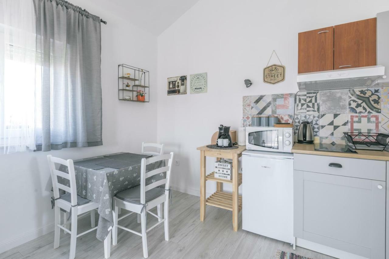 Hedon-Stone Apartment สตารีกราด-ปาเคลนีซา ภายนอก รูปภาพ